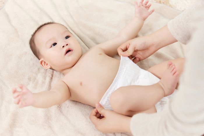 1631083084814617.jpg 攝圖網(wǎng)_501725392_母親幫嬰兒小寶寶穿尿不濕(企業(yè)商用).jpg