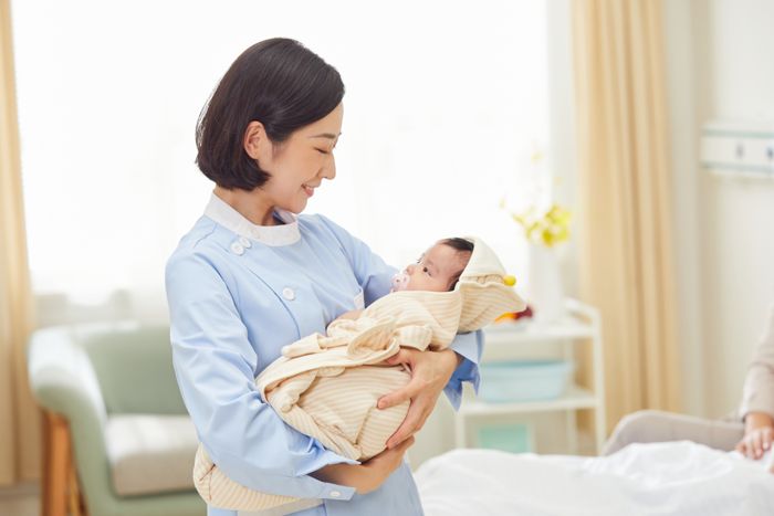 1631685962659129.jpg 攝圖網_501694182_高檔月子中心護工和嬰兒互動(企業商用).jpg