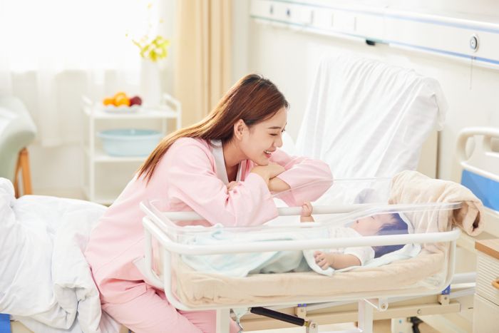 1631760202702011.jpg 攝圖網(wǎng)_501692287_banner_年輕媽媽和嬰兒車?yán)锏膶殞毣樱ㄆ髽I(yè)商用).jpg