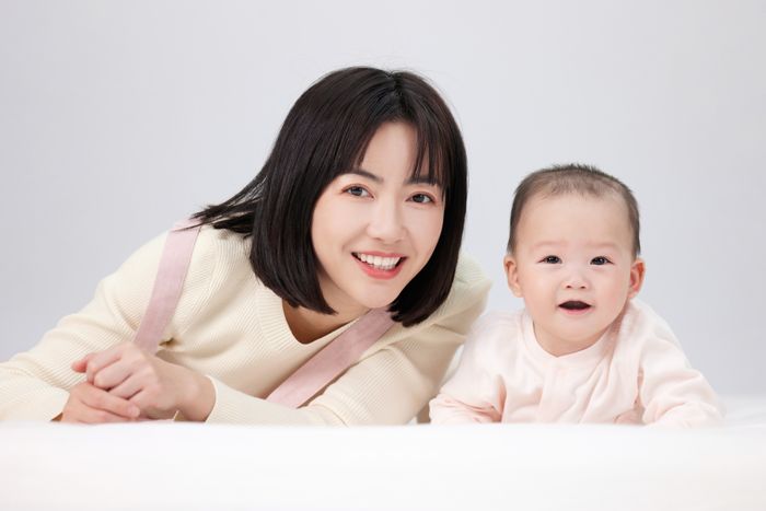 1638510222532381.jpg 攝圖網_501725321_嬰兒與月嫂的溫馨互動(企業商用).jpg