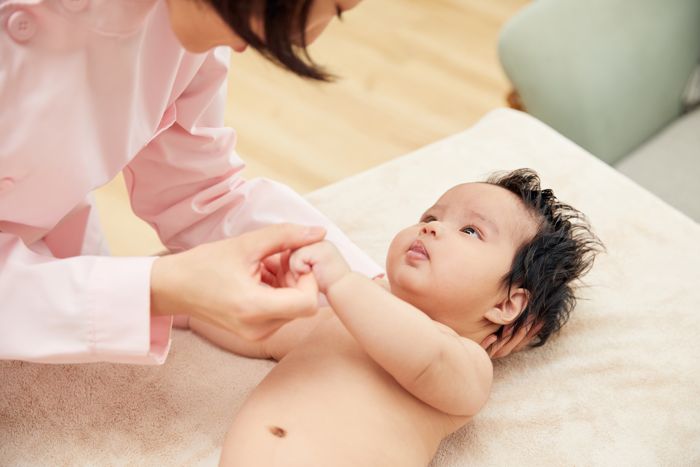 1638772644297189.jpg 攝圖網_501694446_高檔月子中心護工和嬰兒互動(企業商用).jpg