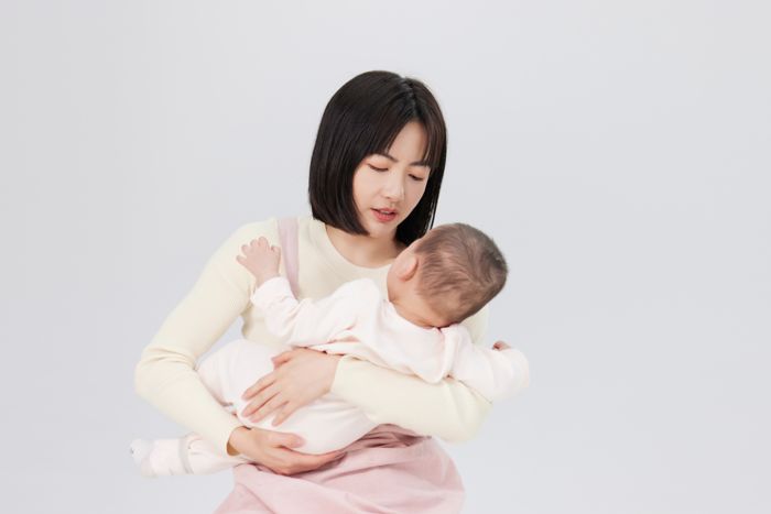 1650439731642425.jpg 攝圖網_501725324_抱著嬰兒小寶寶的月嫂(企業商用).jpg