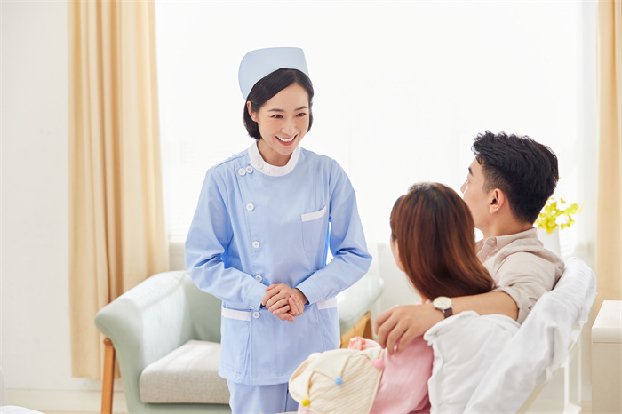 1656407982843097.jpg 攝圖網(wǎng)_501693712_月子中心護(hù)工問(wèn)候新生兒父母(企業(yè)商用).jpg