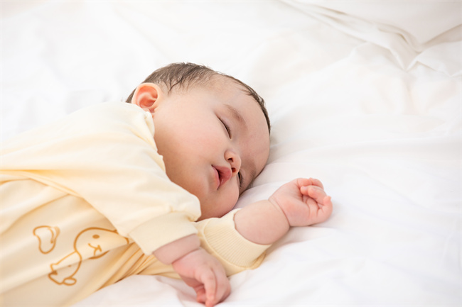 1656664426985373.jpg 攝圖網_501532887_寶寶側臥睡覺(企業商用).jpg